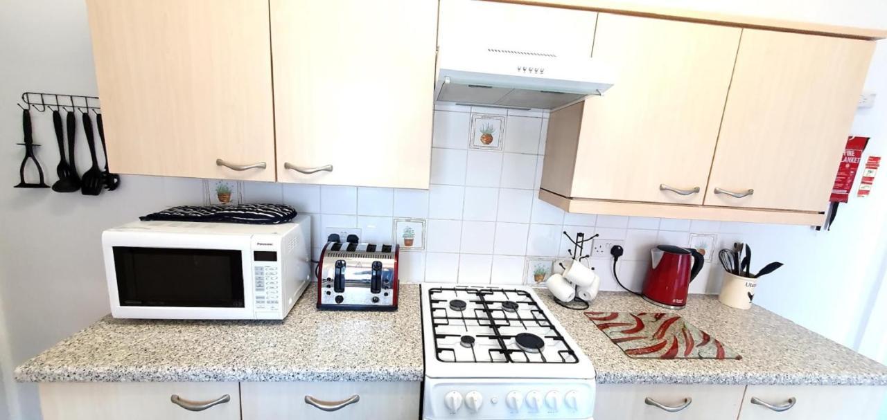 Comfortable Victorian 3 Bedroom Semi-Detached House With Fast Wi-Fi Sittingbourne Eksteriør billede
