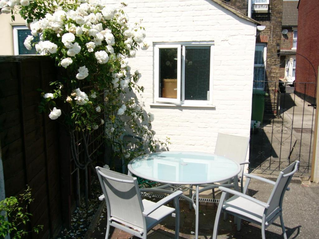 Comfortable Victorian 3 Bedroom Semi-Detached House With Fast Wi-Fi Sittingbourne Værelse billede